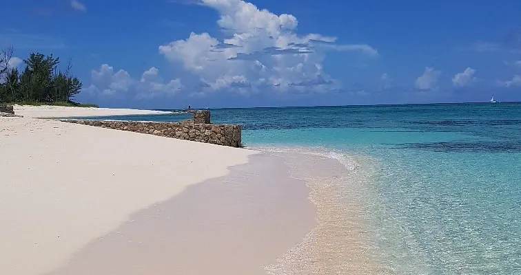 Love Beach Nassau Bahamas — playa tranquila ideal para snorkel